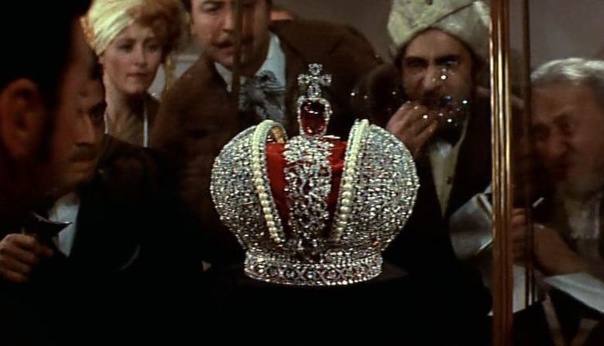 Фильм «Корона Российской империи». Одни не провели народные реформы и очутились в потешной эмиграции, а реформаторы получили корону Российской империи. 