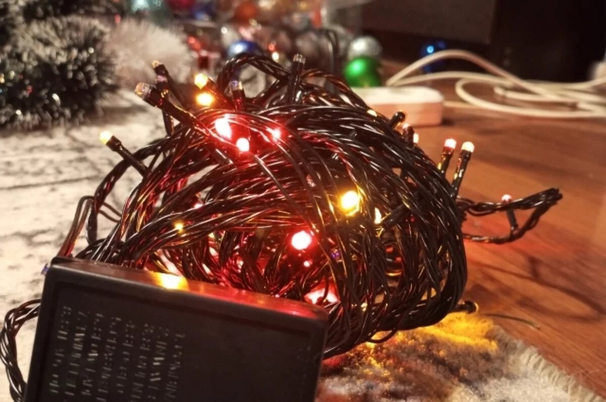    Мальчика ударило током во время игры у новогодних украшений в Петербурге