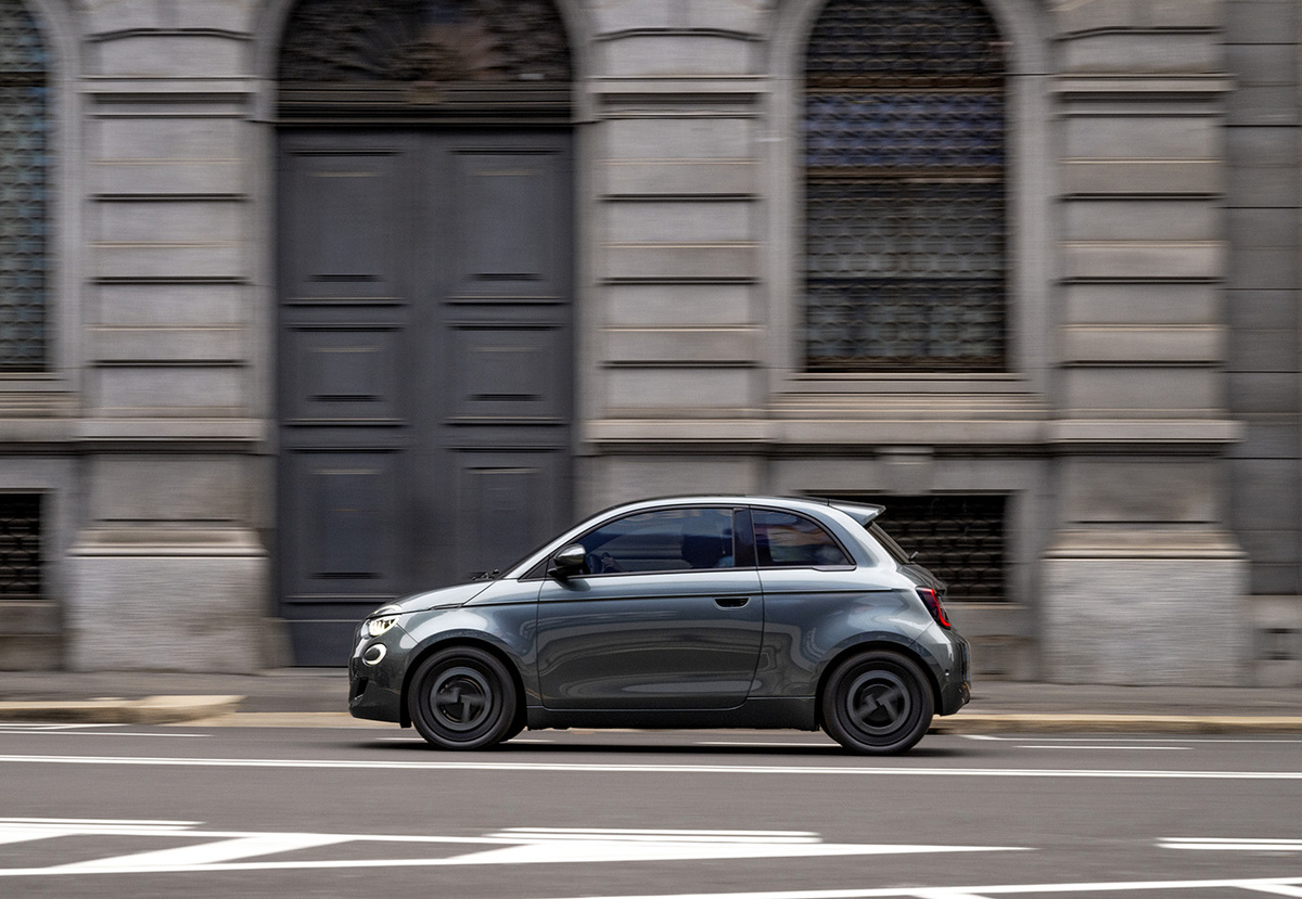 Fiat 500e Giorgio Armani. Фото: stellantis.com