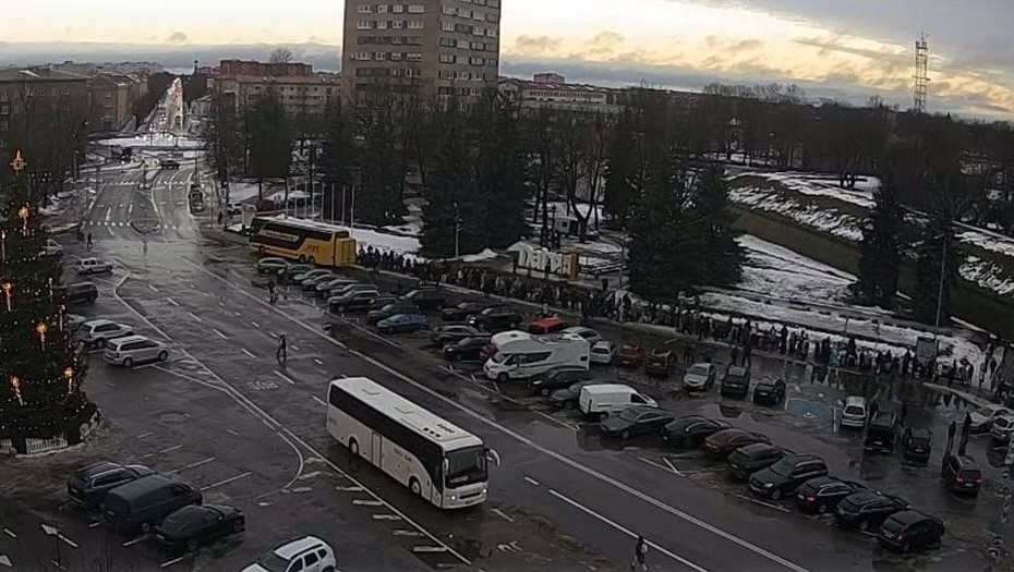    Очередь желающих попасть в Россию в Нарве, Эстония. 20 декабря 2024 года. Автор фото: скриншот веб-камеры balticlivecam.com