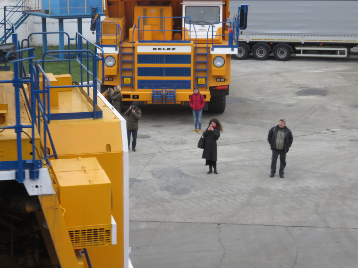 Такой вид открывается с "капитанского мостика" БелАЗа