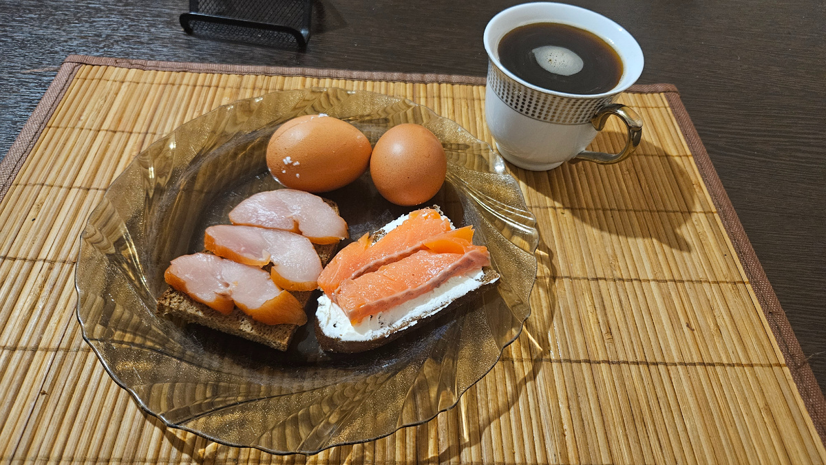 Завтрак. Яйца, бутер с карпаччо, бутер с сыром и рыбой. Все стандартно. 318 ккал.