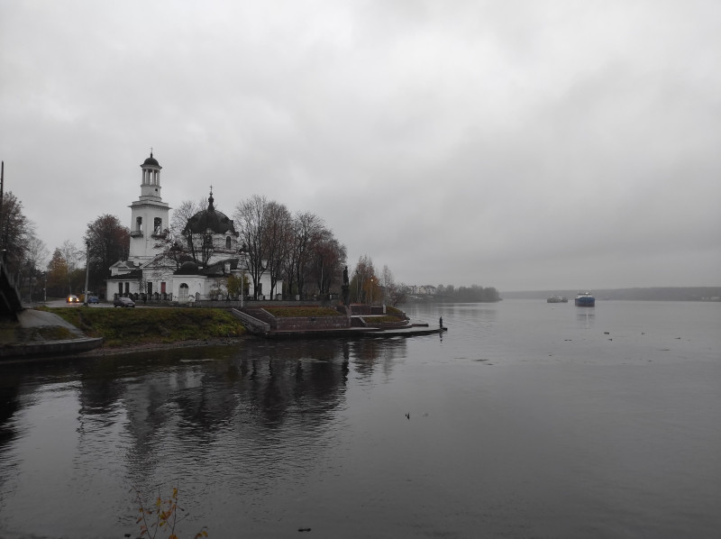 Вид на слияние Ижоры и Невы. Дни стоят короткие и сумрачные, начинаются ранние сумерки