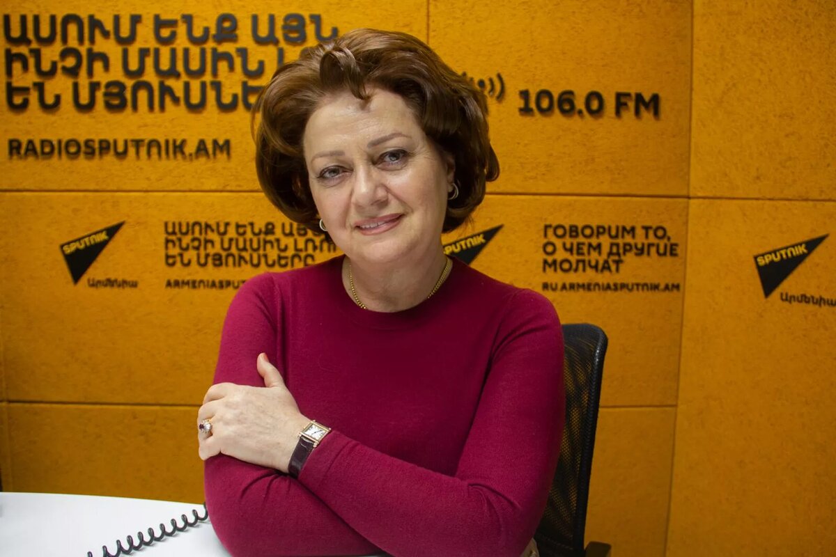 Оперная певица, народная артистка Армении Асмик Папян в гостях радио Sputnik © Sputnik / Zara Mika