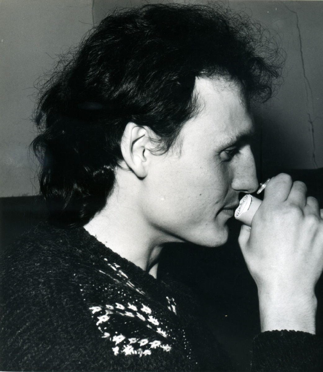 Дима нюхает бытовой советский микрофон