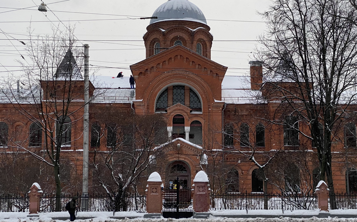 Боевская богадельня — потрясающе красивое здание, построенное в 1890-х годах. А дом находится прямо по соседству с ней