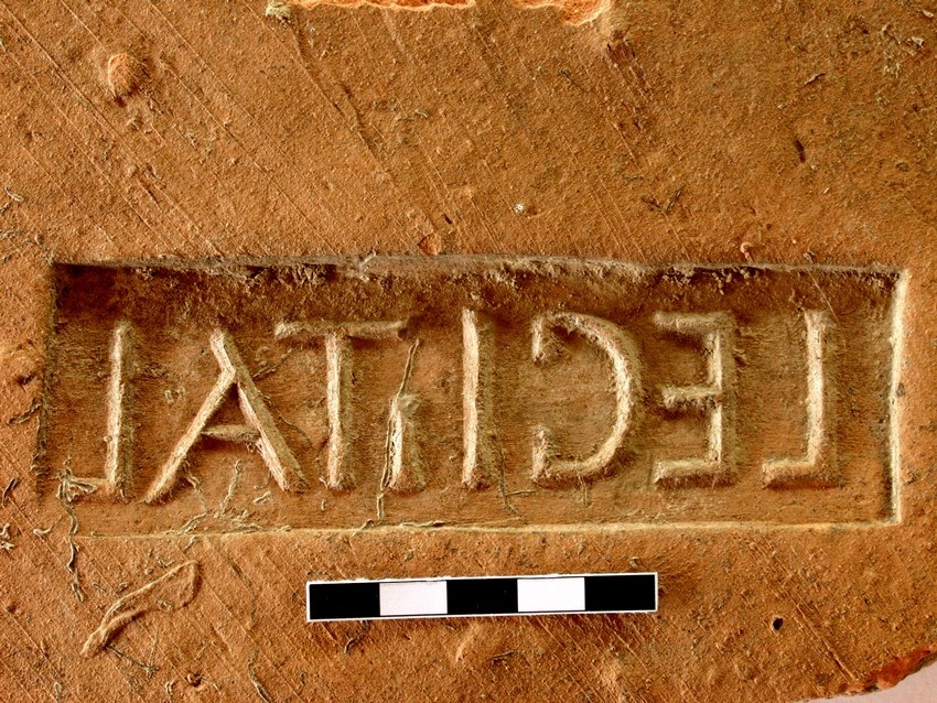 Плитка с печатью I Италийского легиона

