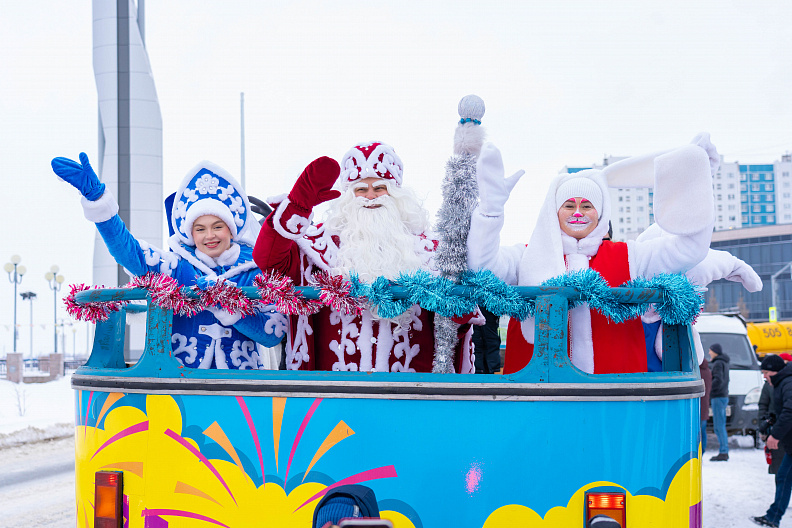    Дед Мороз и Снегурочка прибыли в Нижневартовск на тройке и в сопровождении полиции