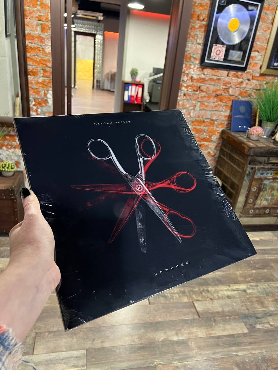 Нет никаких оснований не верить, что на фото рука именно жены известного продюсера.