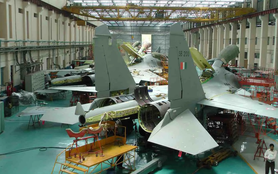 Производственная линия Су-30МКИ на заводе в штате Махаращтра. Фото HAL 