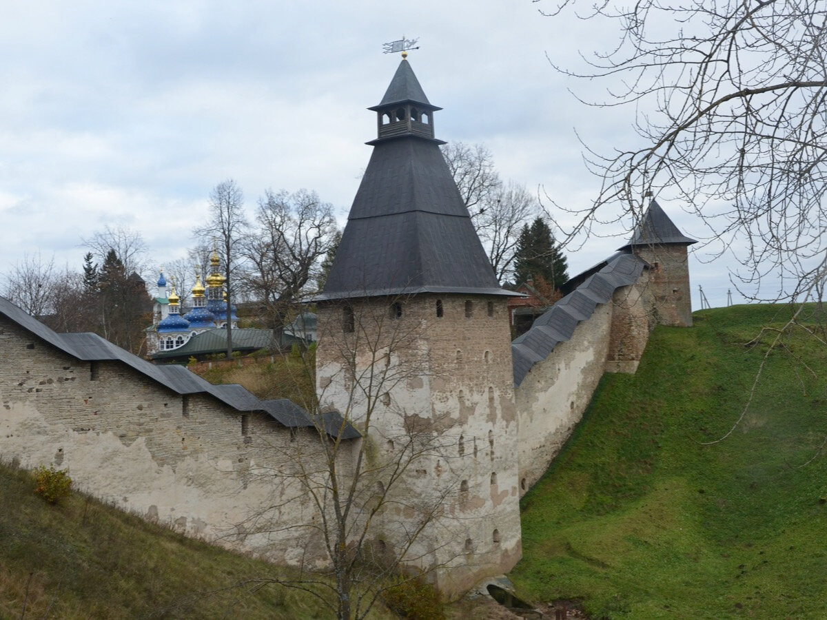 Со смотровой площадки открывается вид на крепостную стену и самую высокую башню — Верхних решёток. На территории монастыря видны купола Успенско-Покровской церкви