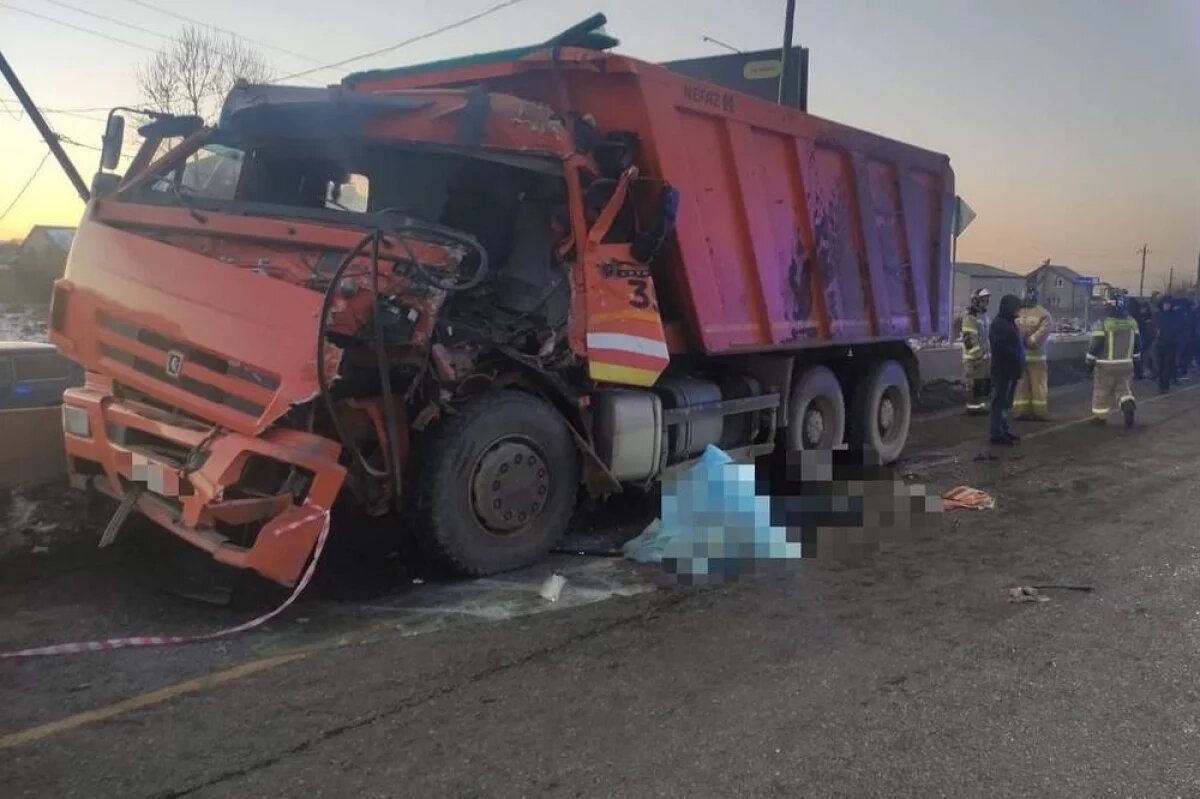    В Осетии КамАЗ насмерть задавил пешехода после ДТП с другим грузовиком