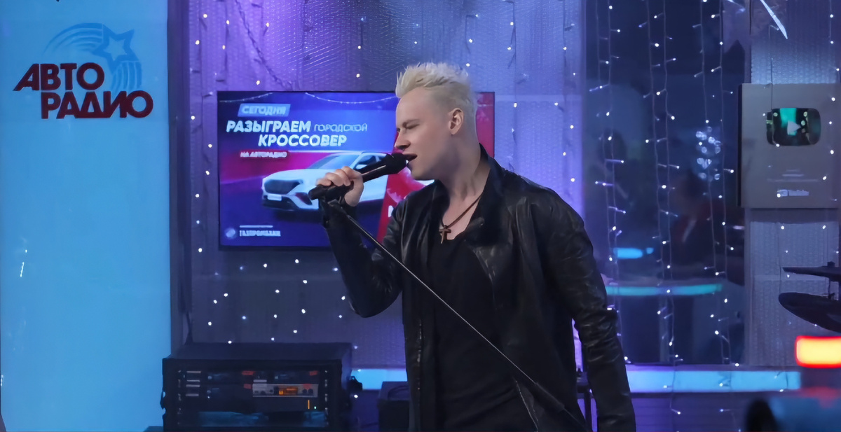 На фоне новогодних огоньков. Из интернета 