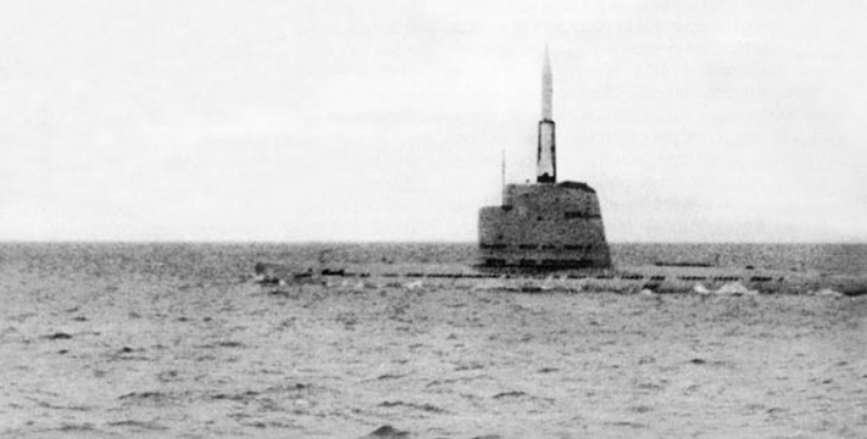 Подводная лодка Б-67 проекта В611 на позиции ракетной стрельбы