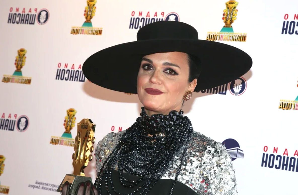 на фото певица Слава