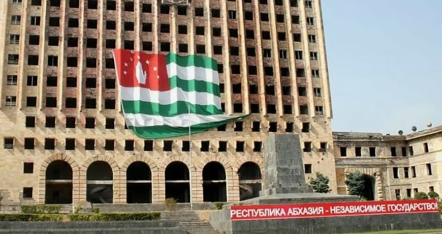  россиянам здесь не рады. Не только инвесторам. Купить квартиру или дом в Абхазии может только ее гражданин. Но, получая массово наши паспорта, россиянам свое гражданство они не дают. Зато для грузин готовы сделать исключени. В обмен на толику электричества. Или завлекают?                   Источник фото: topnews.ru