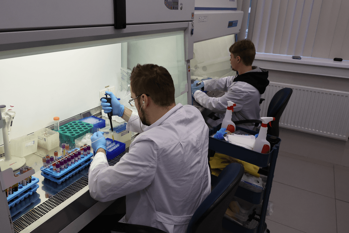 Лаборанты в биобанке обрабатывают биоматериал. Елена Купцова