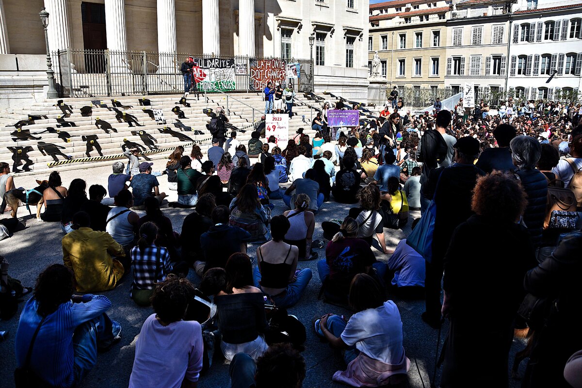    Акция в поддержку Жизель Пелико перед зданием суда в Марселе в сентябре 2024 г. Вырезанные из картона фигуры, выложенные на лестнице здания суда, изображают жертв преступлений против женщин.Legion-Media