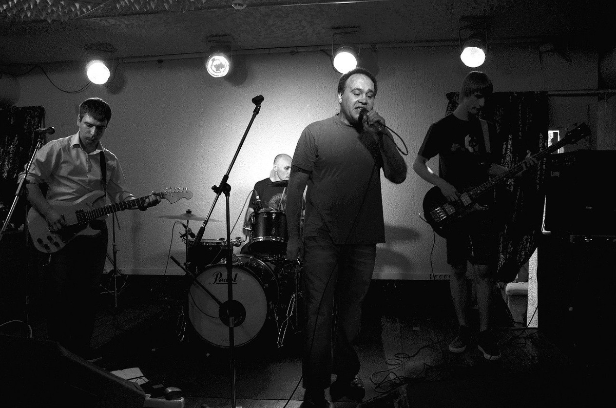   Группа МИРНЫЙ АТОМ. Владислав Селиванов (гитара), Евгений Лабыч (ударные), вокалист Сергей Щербаков. Фото из ВК группы МИРНЫЙ АТОМ