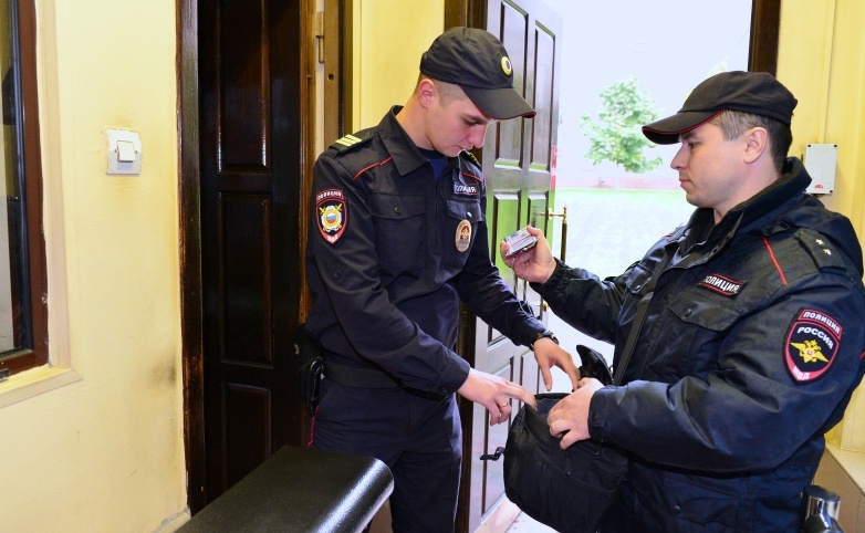 Проверяем даже своих! Фото из открытых источников.