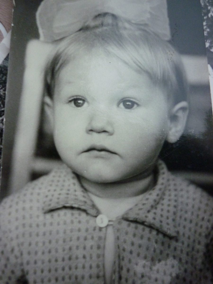 Года 3-4, уже не помню. Бабушка привела с улицы.