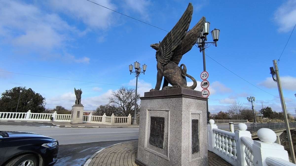 Первое, что примечает взгляд при въезде в Керчь - это ухоженные постаменты с Грифонами и конечно окрашенное ограждение и плитка.