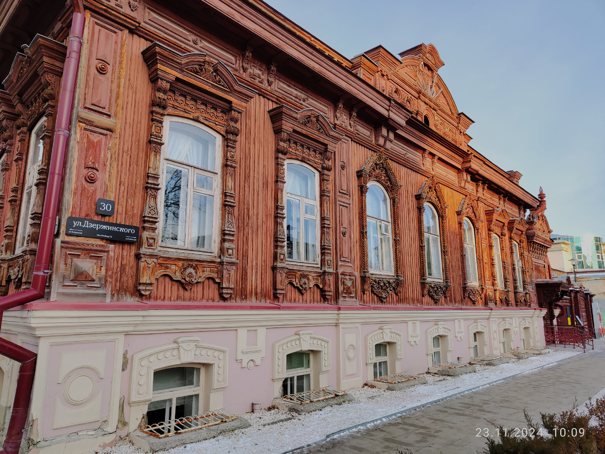 Тюмень. Объемная домовая резьба.