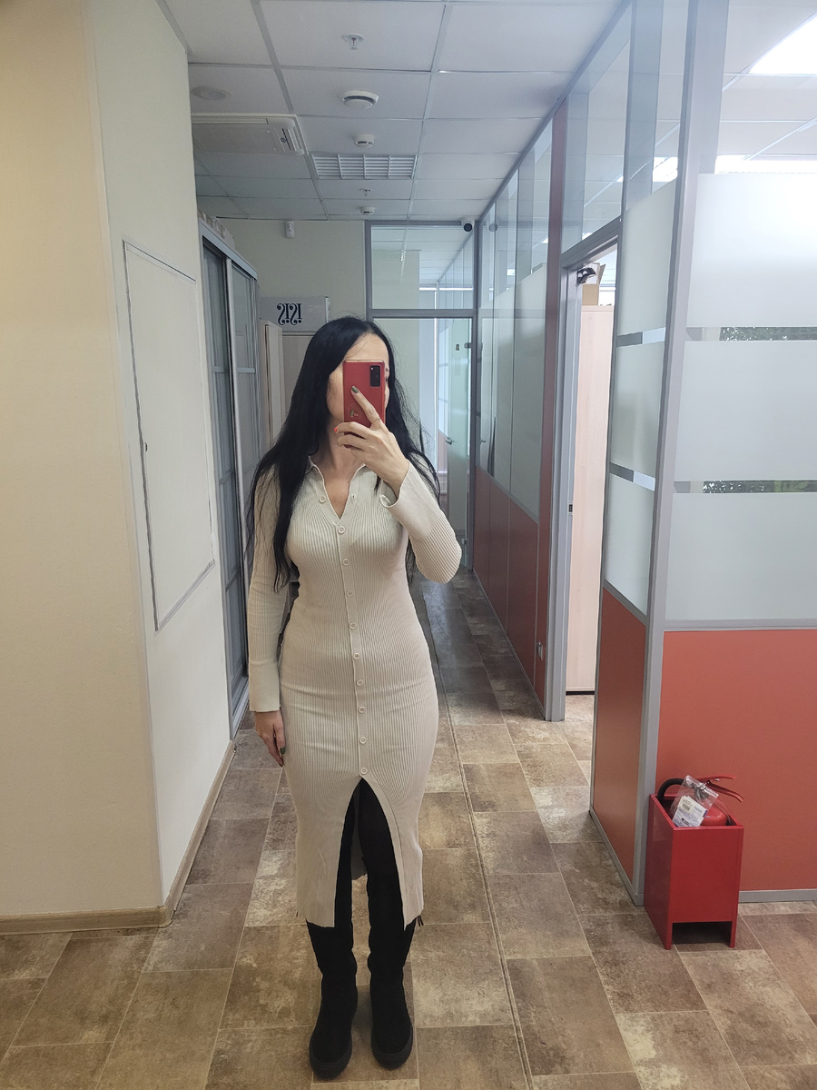 Здесь я в офисе. Первый день в новом платье:)