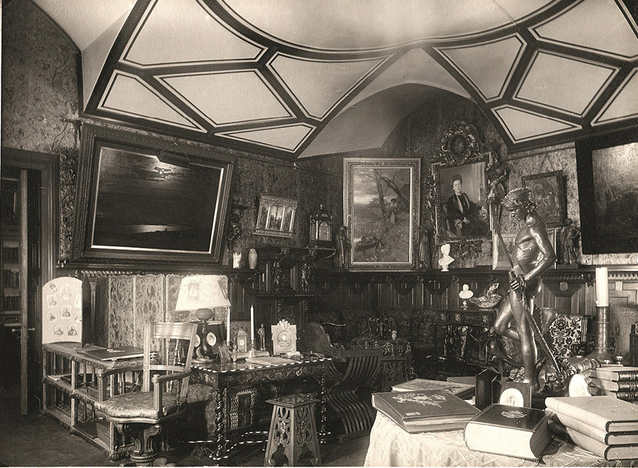 Приёмный кабинет (ореховая гостиная Великого князя Константина Константиновича в мраморном дворце). Фотография. 1910-е
© Литературный музей Пушкинского Дома (ИРЛИ РАН)