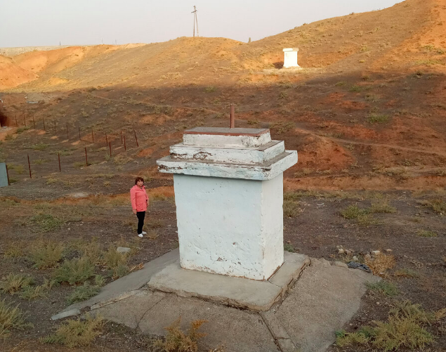 Дальний памятник умершим австрийским военнопленным с Первой мировой.(фото автора)