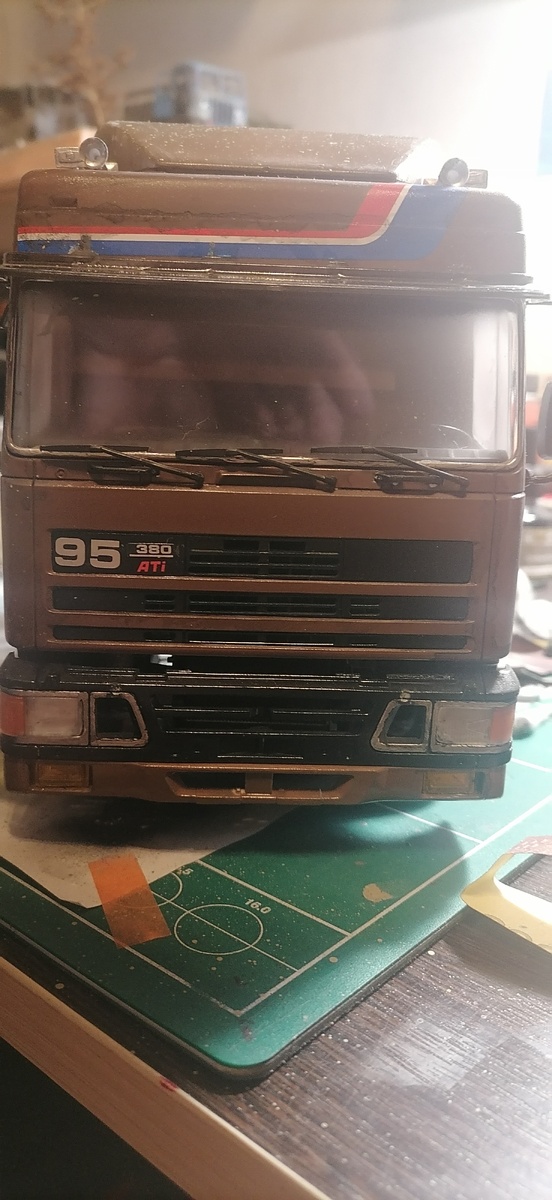 Перед тягача. Скоро здесь будут фары. В настоящий момент сохнут после окраса.