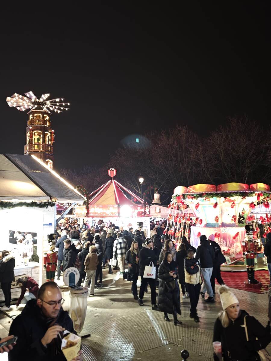 Ярмарка в Тюильри сияет огнями