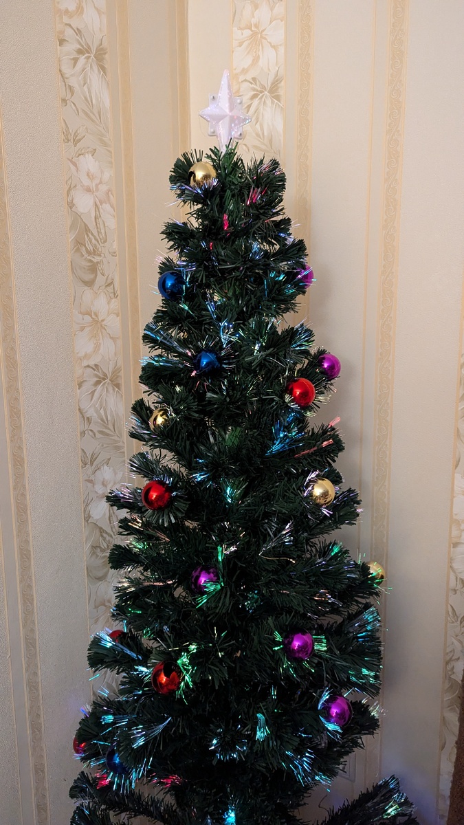 У нас светодиодная ёлка, красиво и без игрушек и гирлянда не нужна.