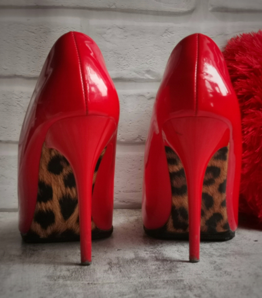 Каблук 10 см, хотя производителем заявлено 11 см. 