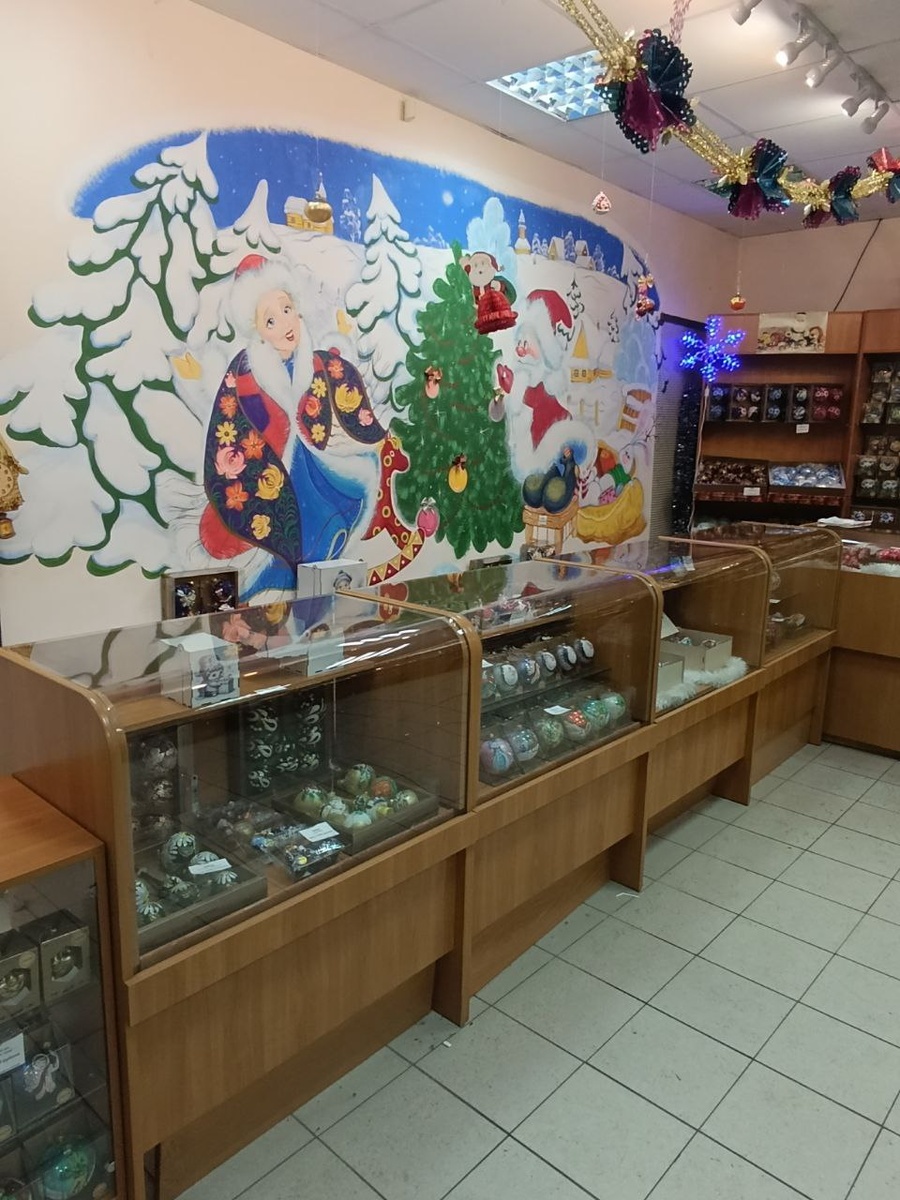 Витрины магазина с ёлочными игрушками