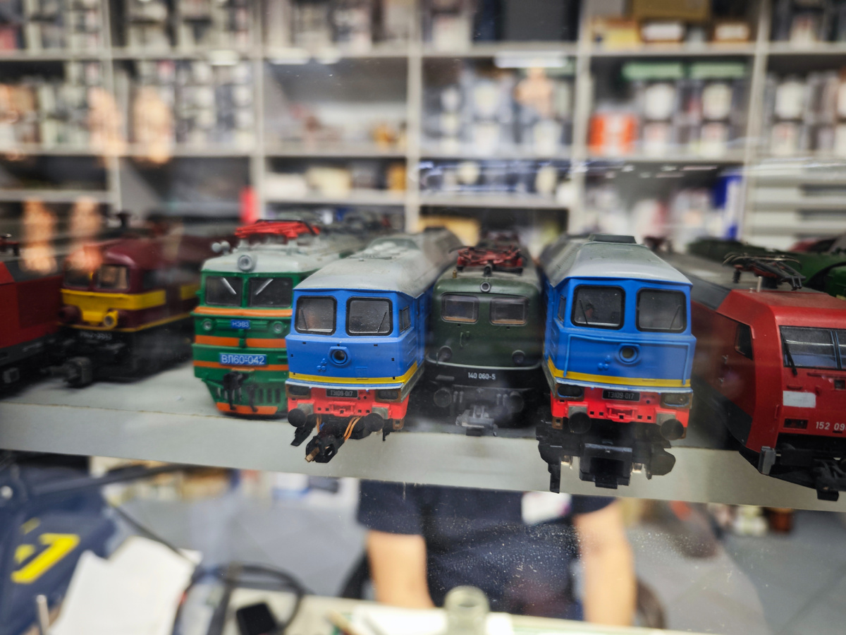 На заднем плане можно увидеть одного из сотрудников музея, который участвует в поддержаннии экспонатов в рабочем состоянии.