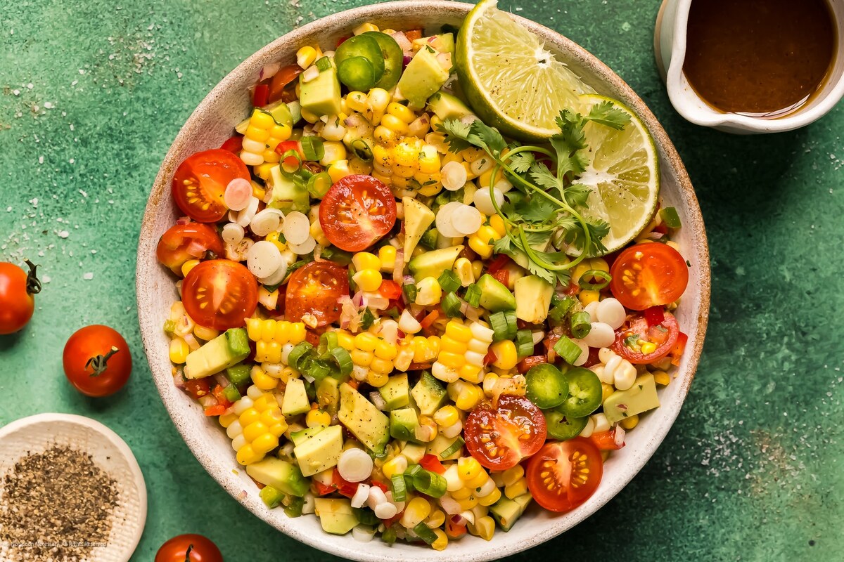 Салат из авокадо и кукурузы: рецепт