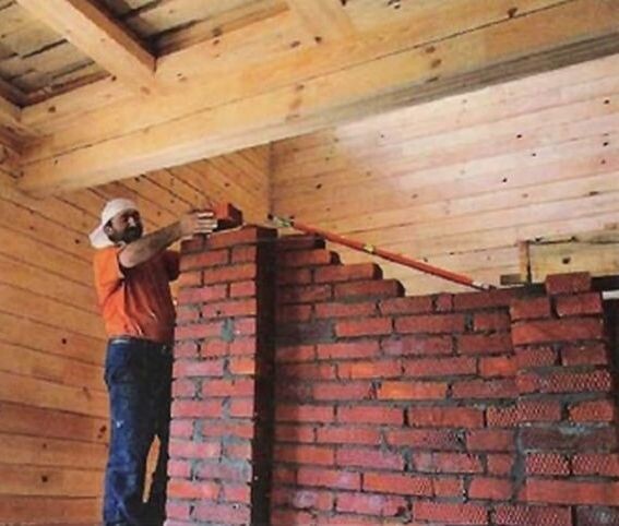 Внутренняя кирпичная стена в деревянном доме