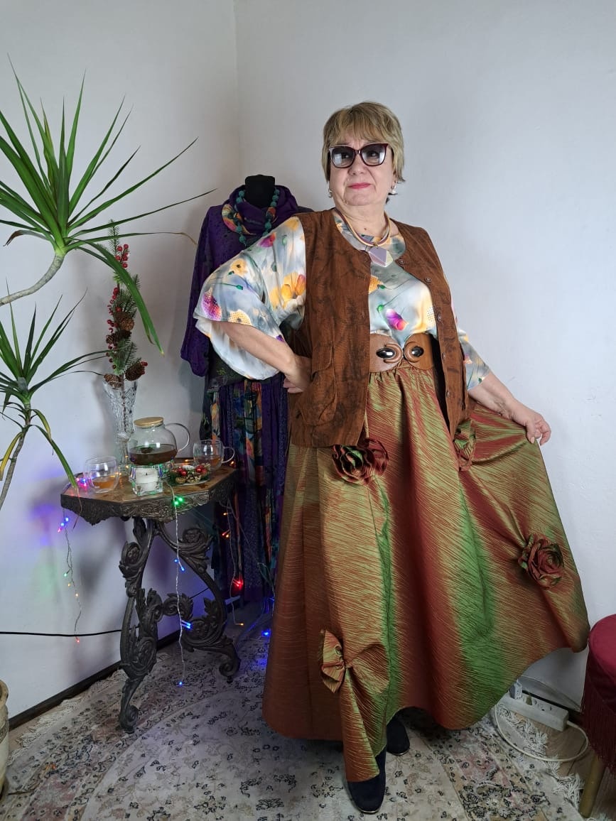 Образ 13000 руб. (Блуза 4000 руб., жилет 3000 руб., пояс 1000 руб., юбка 5000 руб.)