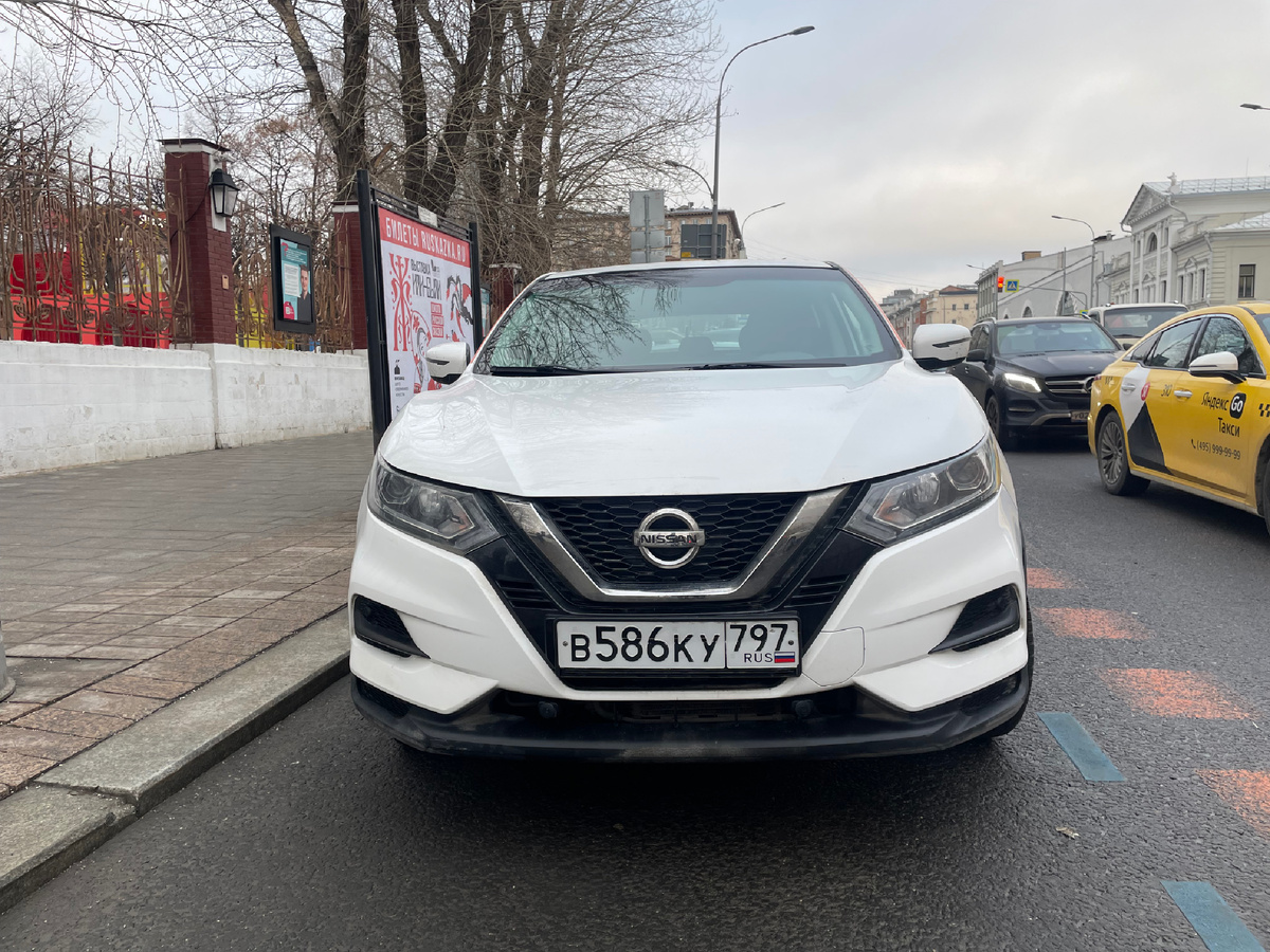 Передок Qashqai J11: фирменный "V-образный" хром — как галстук на пижаме. Зачем? Никто не знает!