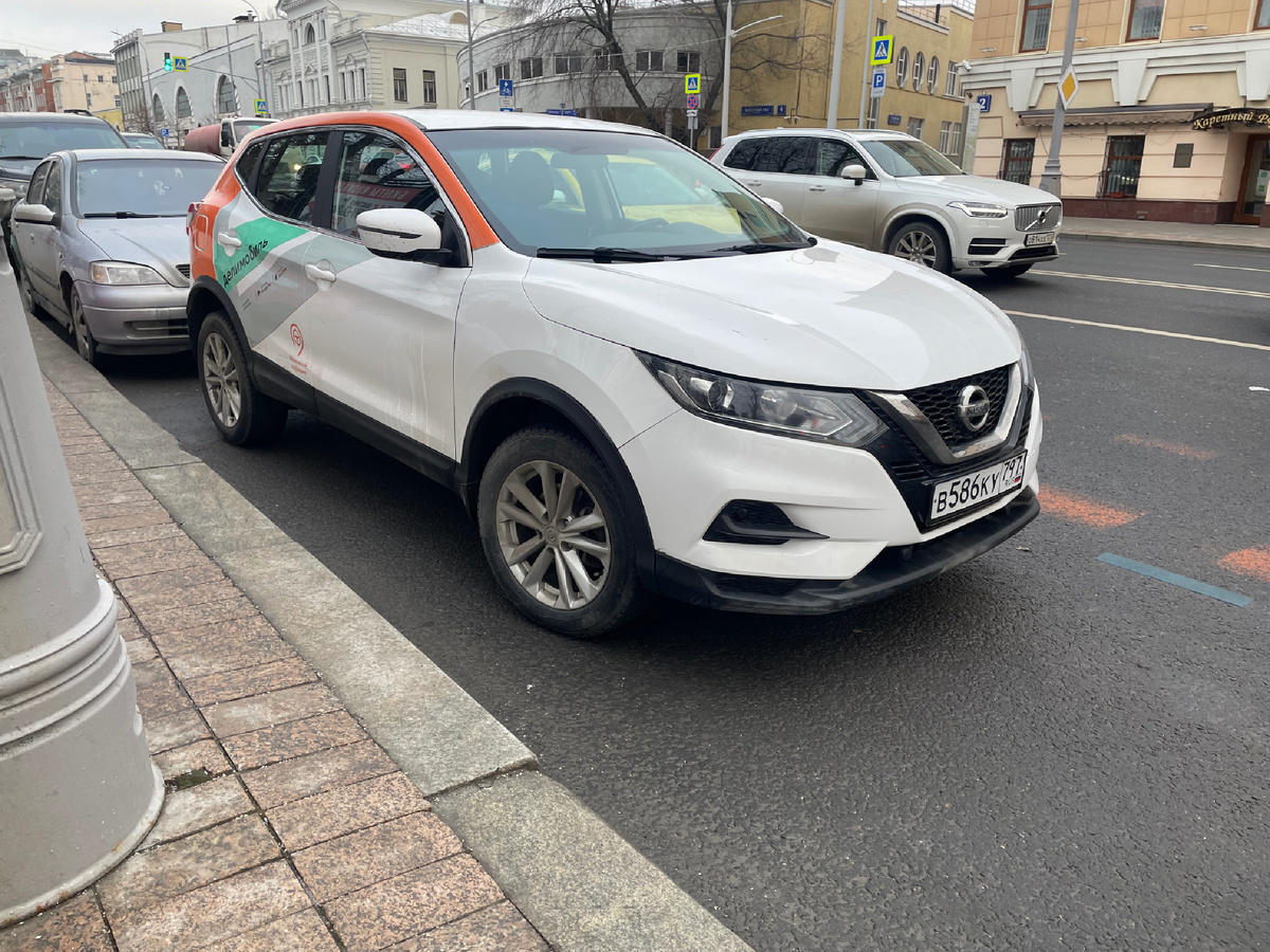 Qashqai 2021 сбоку спереди: хищный взгляд фар, будто он готов не ехать, а охотиться на парковке!