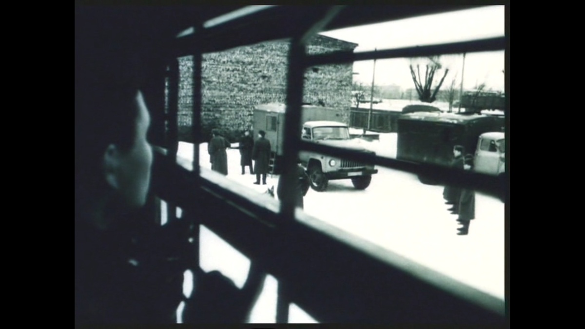 Подготовка к погрузке заключенных. Кадр из фильма