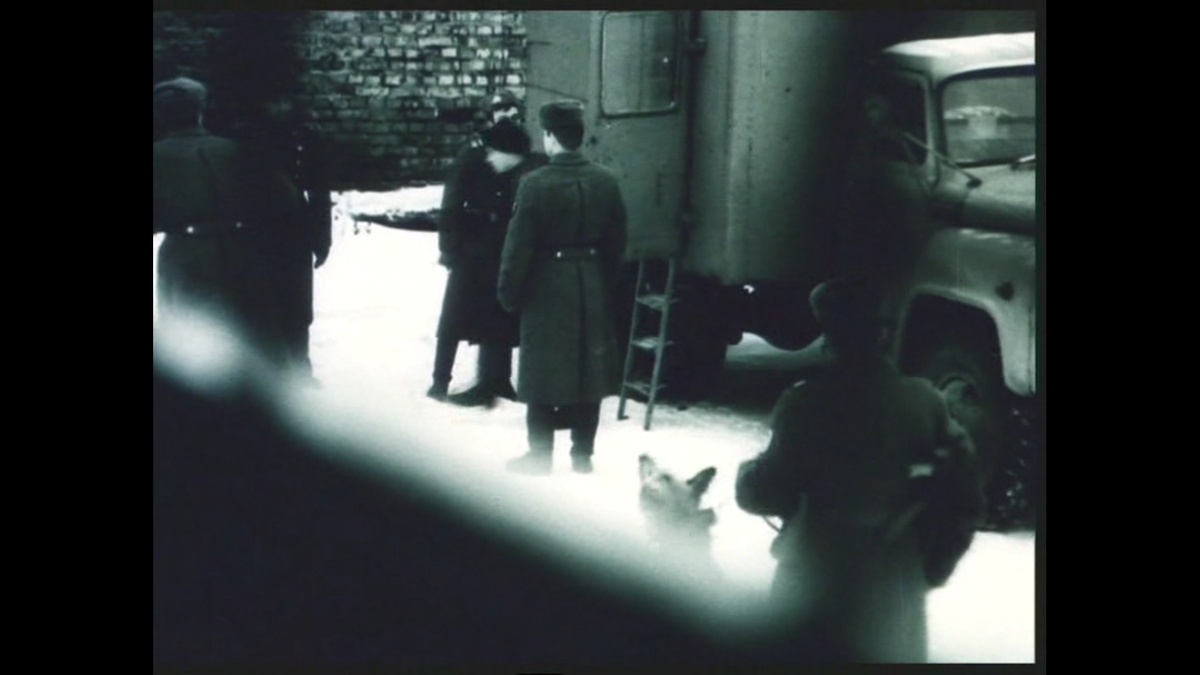 Погрузка заключенных. Кадр из фильма
