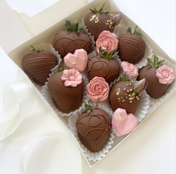 Как сделать клубнику в молочном шоколаде с шоколадным декором