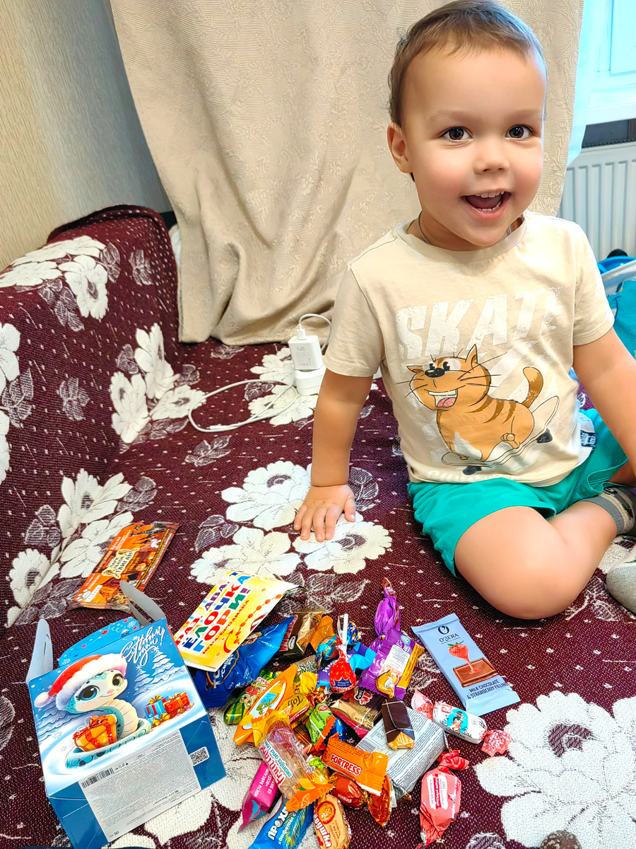 Пока я делала уборку, Миша нашел в шкафу конфетный подарок с моей работы.