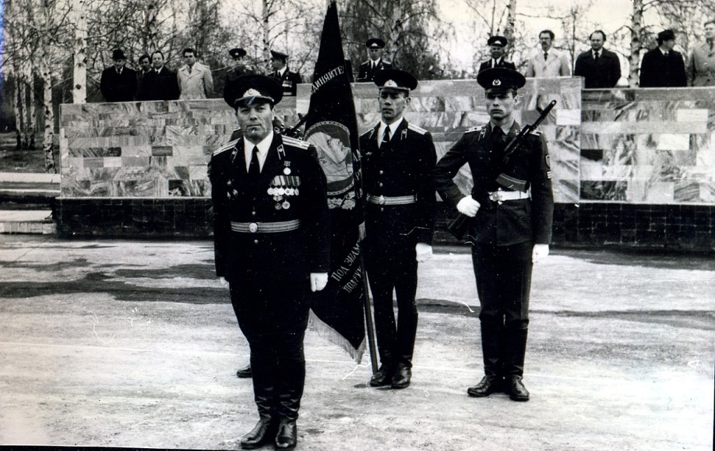 Начальник училища полковник Ходов А. А. позади та самая трибуна с высокими гостями.