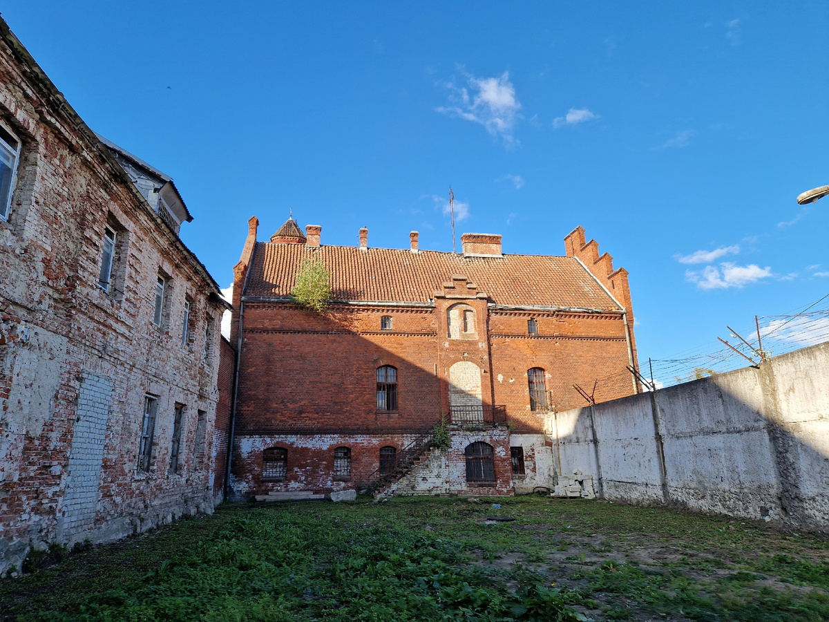 На территории замка