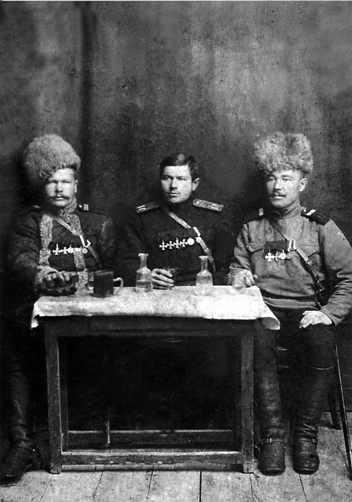 Лычкин Роман Трифонович с боевыми товарищами ( в центре ) фото сделанное военным корреспондентом Юго-Западного фронта в 1916 г. В Карпатах