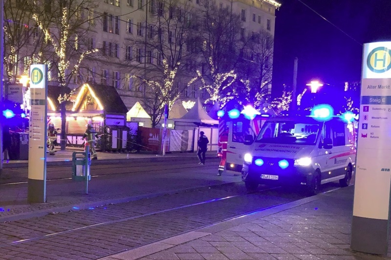    Теракт в Германии: автомобиль въехал в толпу людей на рождественской ярмарке