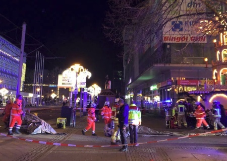    Теракт в Германии: автомобиль въехал в толпу людей на рождественской ярмарке